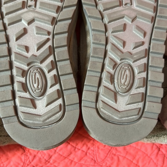 Nice Pair of Gently Worn Women’s Tan Skechers Suede & Sweater Boots, Size 6.5 - Picture 6 of 8